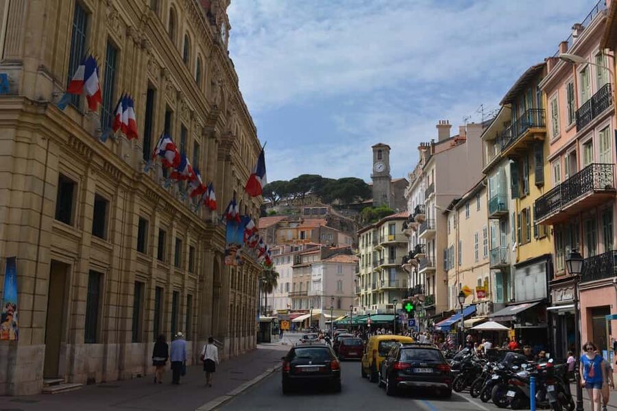 Cannes: Express Walk with a Local in 60 minutes - Moving from glamour to the older Cannes