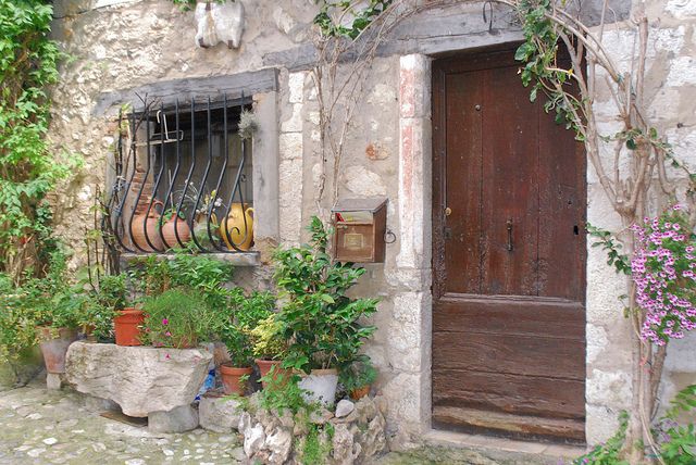 From Nice: Cannes, Antibes & Saint-Paul-de-Vence Tour - The driving time and the eight-seat van