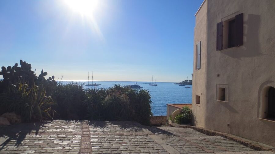 Nice: Cannes, Antibes & St Paul de Vence Half-Day Tour - What the guide adds to the route
