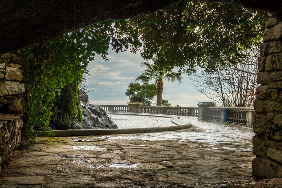 Nice: Old Town Treasures Walking Tour - Starting by the sea and Castle Hill