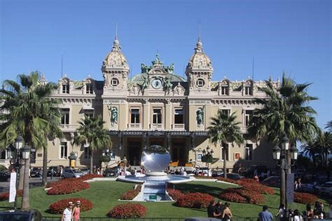 Private Tour . - What the bilingual driver-guide adds
