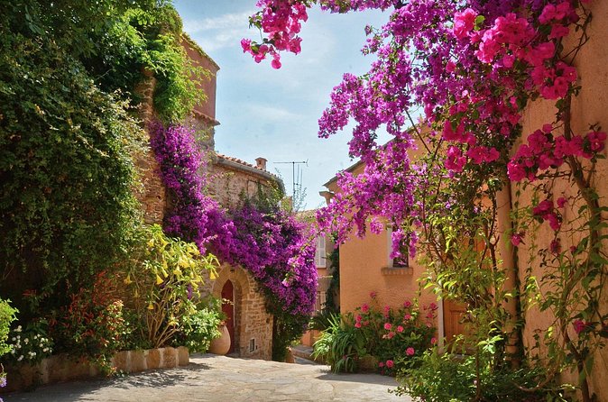 Private Tour from Saint-Tropez to the flowers city - Grimaud: medieval streets and old stone