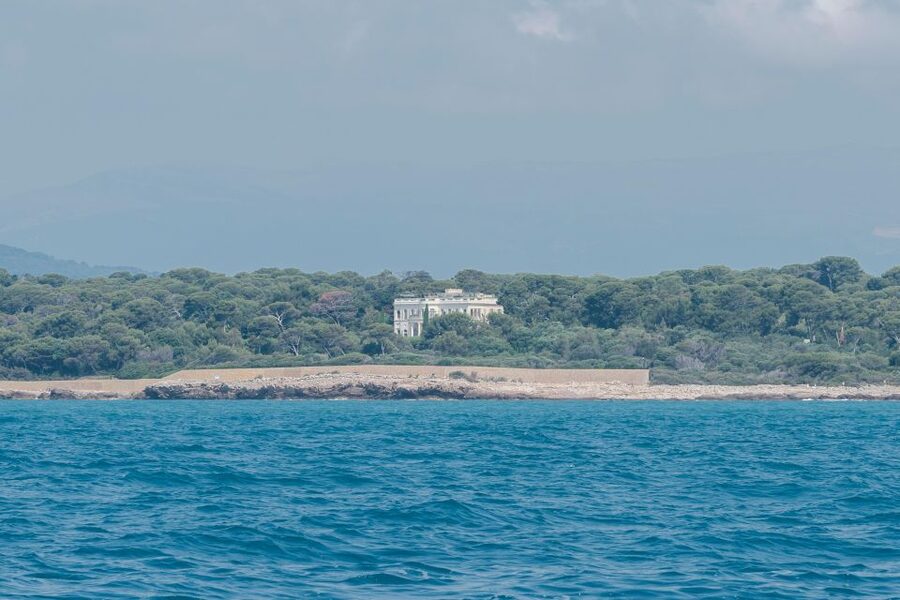 Private tour on a sailboat - Swim and paddle - Antibes Cape - Riviera villas and Hotel Eden Roc from the sea