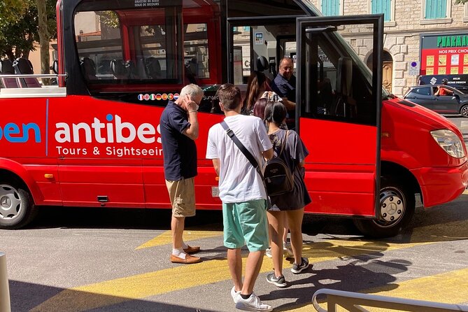 Visit of Antibes Juan-Les-Pins by convertible bus - Stop 2: Juan-les-Pins for beach time