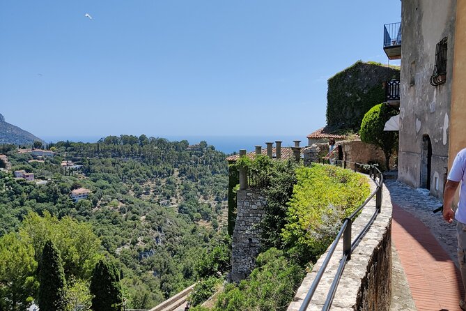 Visit of the Medieval Village of Èze - Walking toward the Chapel of the Holy Cross