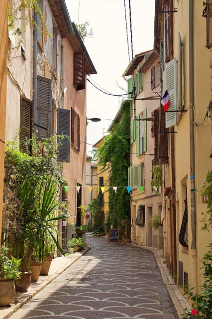 Visit Saint Paul de Vence, Antibes, and Cannes: 7-Hour Tour - The van ride and small-group setup